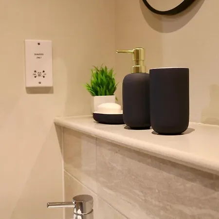 Apartment Modern 1-bed In By Prymeo, Location - Sleeps 4 *