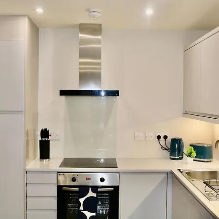 Modern 1-bed In By Prymeo, Location - Sleeps 4 Apartment