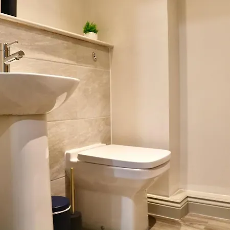 Apartment Modern 1-bed In By Prymeo, Location - Sleeps 4 *