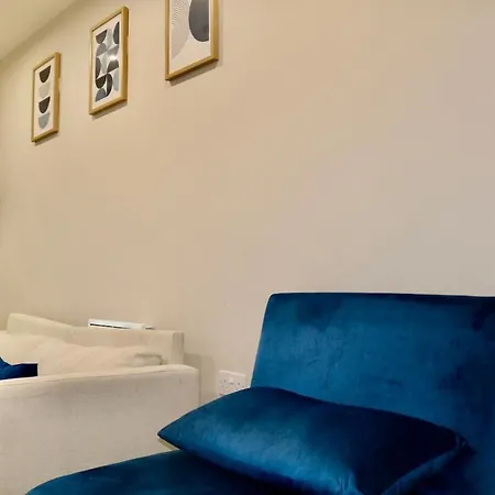 Modern 1-bed In By Prymeo, Location - Sleeps 4 Apartment