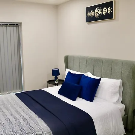 Modern 1-bed In By Prymeo, Location - Sleeps 4 Apartment *