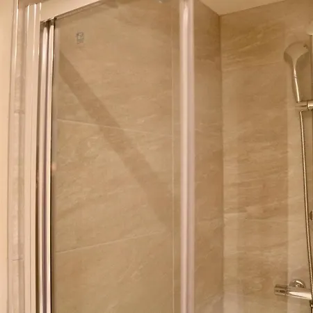 Apartment Modern 1-bed In By Prymeo, Location - Sleeps 4 *